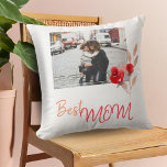 Coussin Meilleur Maman Script Aquarelle Fleur Photo Floral<br><div class="desc">Meilleure Maman Design Script Aquarelle Fleur Photo Floral Jeu d'oreiller / Beau et moderne coussin floral pour votre mère avec une photo. Le coussin a une fleur d'aquarelle rouge et un texte Best Mom dans un script tendance. Vous pouvez modifier n'importe quel texte si vous le souhaitez. Insérez votre photo...</div>