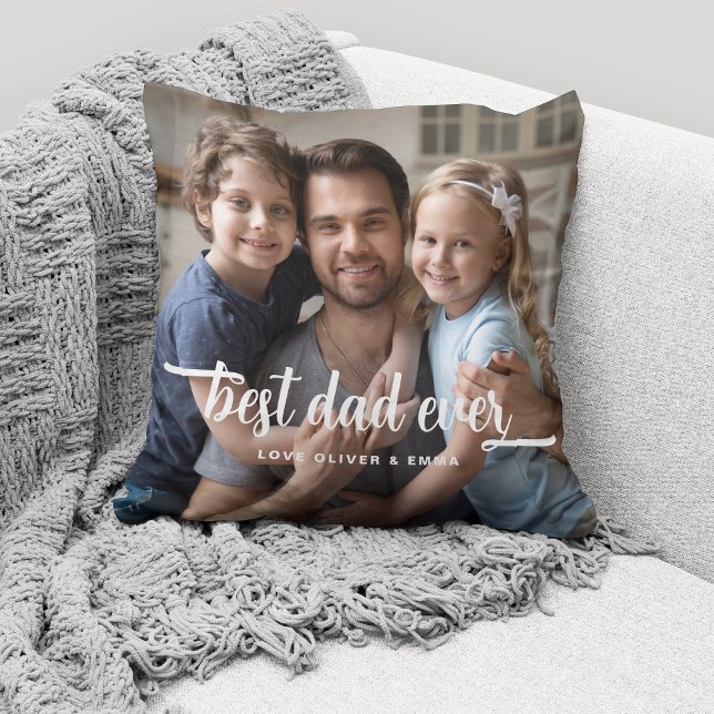 Coussin Meilleur Papa du Monde Script pour la Fête des Pèr (Cute custom photo throw pillow for the Best Dad Ever.)