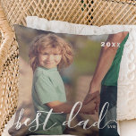 Coussin Meilleur Papa Jamais Moderne Simple Jouer Script P<br><div class="desc">Le design est composé de typographie de script moderne et ludique. Ajoutez une photo de famille.</div>