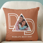 Coussin Meilleure Fête des pères photo personnalisée de pa<br><div class="desc">Le meilleur Coussin photo papa du monde est décoré avec le mot DAD en typographie blanche sur une terre cuite,  arrière - plan rouille. Facilement personnalisable avec votre photo. Fait un cadeau de Fête des pères parfait.</div>