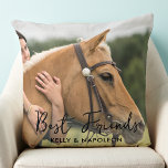 Coussin Meilleurs amis Custom Equestria Photo Horse<br><div class="desc">Célébrez votre meilleur ami avec un coussin de photo-gardien de cheval personnalisé. Chaque cheval mérite son propre coussin photo personnalisé. Magnifique cadeau à toutes les mamans de cheval et équestres! Le coussin est recto-verso, vous pouvez faire des photos différentes de chaque côté. Front est personnalisé avec nom, dos est personnalisé...</div>