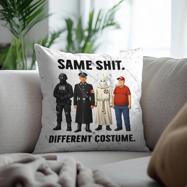 Coussin Même Costume Différent (Créateur téléchargé)