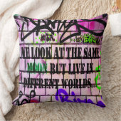 Coussin Même Lune Mondes Différents Graffiti colorés (Couverture)
