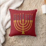 Coussin Menorah Festive Hanoukka Bougies Bleues Dessin Rou<br><div class="desc">Faux bougies menorah en feuille d'or pour votre fête Hanoukka. Illustration de la menorah lunaire avec des étoiles blanches recouvertes de bougies célestes sur un socle de bougies menorah en faux or. Menorah starry Hanoukka illustrés cadeaux de conception et produits en papier.</div>