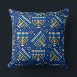 Coussin Menorahs et l'étoile de David Hanoukka Motif<br><div class="desc">Menorahs et l'Étoile de David Hanoukka Motif Jeter l'oreiller La célébration juive de huit jours connue sous le nom d'Hanoukka ou Chanukah commémore le réengagement au cours du deuxième siècle avant J.-C. du Second Temple à Jérusalem, où selon la légende, les juifs se sont levés contre leurs oppresseurs greco-syriens dans...</div>