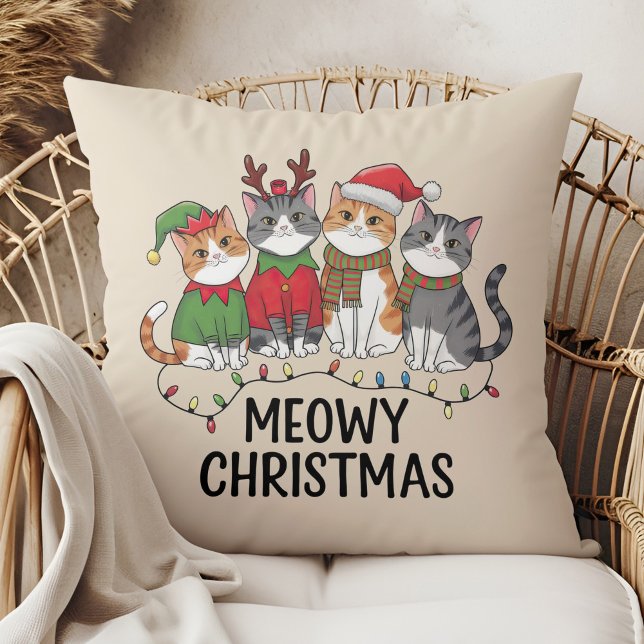 Coussin Meowy Christmas Funny Cats - Cute Holiday  (Meowy Christmas Funny Cats - Cute Holiday Throw Pillow in a boho rattan armchair.)