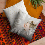 Coussin MERRY Overlay Typographie' Photo Noël<br><div class="desc">Décorez votre maison cette saison de vacances avec ce coussin photo moderne de Noël. Design présente le texte MERRY dans une typographie transparente,  superposant une photographie de votre choix. Ajoutez simplement le nom de famille et l'alto ! L'envers est décoré de faux étoiles dorées.</div>