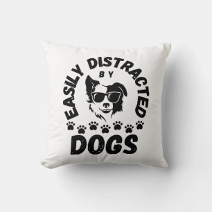 Coussin Mignon facilement distrait par les chiens amateurs