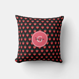 Coussin Mignon motifs de fraise noirs et roses avec monogr