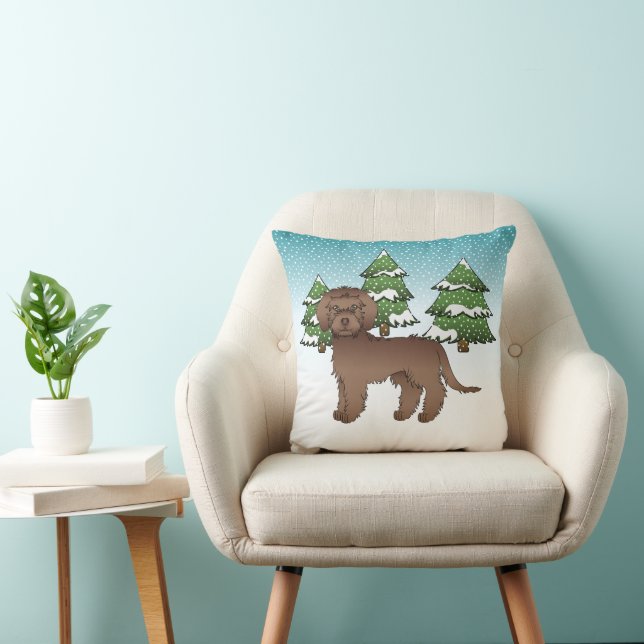 Coussin Mini Goldendoodle au chocolat dans une forêt hiver (Chaise)