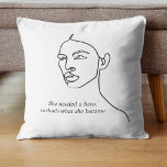 Coussin Minimal Noir Elle Est Devenue Un Héros Inspiration<br><div class="desc">Minimal Noir Elle Est Devenue Un Héros Inspiration Fille</div>