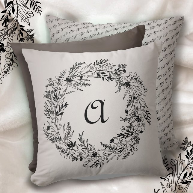 Coussin Minimalist Wreath Botanical Letter A Monogram (Créateur téléchargé)