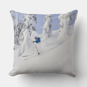 Coussin Mistie Fortin skie dans la poudreuse