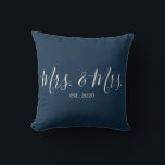 Coussin Mme et Mme Throw Pillow pour l'anniversaire des je<br><div class="desc">M. et Mme jetez un oreiller personnalisé avec l'année du mariage fait un joli cadeau de mariage ou d'anniversaire.</div>