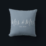 Coussin Mme. & Mme Throw Pillow pour l'anniversaire des je<br><div class="desc">Mme et Mme lancer l'oreiller personnalisé avec l'année de l'mariage fait un joli cadeau mariage ou anniversaire.</div>