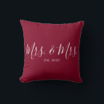 Coussin Mme. & Mme Throw Pillow pour l'anniversaire des je<br><div class="desc">Mme et Mme lancer l'oreiller personnalisé avec l'année de l'mariage fait un joli cadeau mariage ou anniversaire.</div>