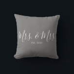Coussin Mme. & Mme Throw Pillow pour l'anniversaire des je<br><div class="desc">Mme et Mme lancer l'oreiller personnalisé avec l'année de l'mariage fait un joli cadeau mariage ou anniversaire.</div>