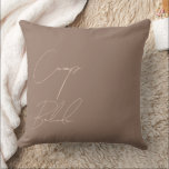 Coussin Mocha Mousse, mariée de camp personnalisée<br><div class="desc">Ajoutez une touche d'élégance douillette à votre fête de bachelorette avec ce coussin Camp Bride personnalisé en couleur de l'année 2025 Mocha Mousse couleur. Doté d'un élégant texte de script Cream Tan, ce coussin est une pièce de conservation ou de décoration parfaite pour des célébrations de mariées rustiques d'inspiration nature....</div>