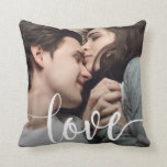 Coussin Modèle photo d'amour<br><div class="desc">Cet adorable coussin présente le mot "amour" dans un script blanc moderne avec la photo du couple affichée derrière. Choisissez la couleur arrière - plan de l'arrière du coussin pour correspondre à votre photo ou à votre décor.</div>