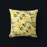 Coussin Modèle Vintage jaune<br><div class="desc">L'oreiller moderne est doté d'un motif de papier peint vintage fleuri dans une palette de couleurs jaune pâle. Joli motif fleuri ornemental, ce coussin décoratif apportera une touche féminine et un éclat de couleur dans votre chambre ou espace préféré. Un élégant coussin décoratif pour votre salon ou chambre familiale canapé,...</div>