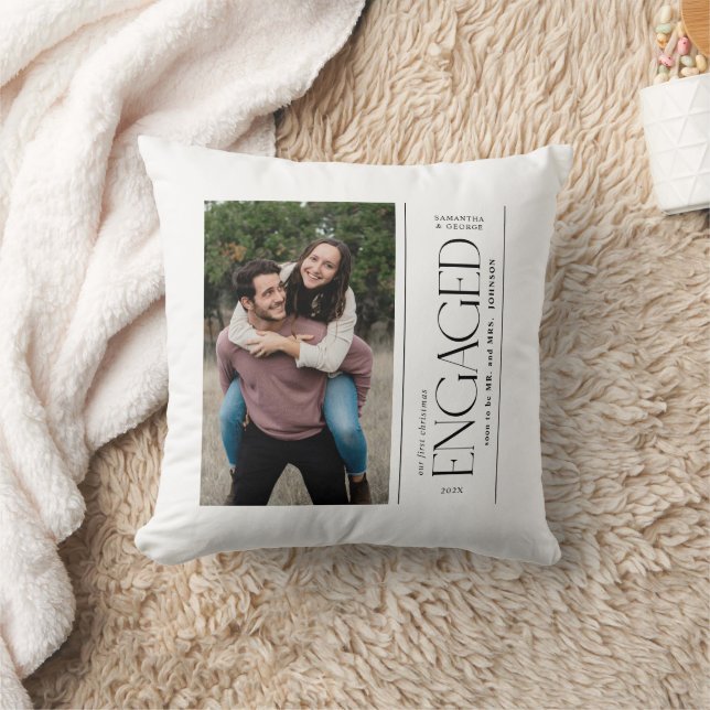 Coussin Modern First Christmas Engaged Couples Photo (Couverture)