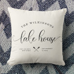 Coussin Modern Lake House Nom de famille Emplacement du sc<br><div class="desc">Calligraphie de script moderne et chic lisant LAKE HOUSE avec votre nom de famille dans un design à la mode basé sur la typographie. Grand décor personnalisé coussin pour votre maison loin de la maison. A la fois romantique et élégante, notre coussin neutre en ivoire présente une illustration de canoë...</div>