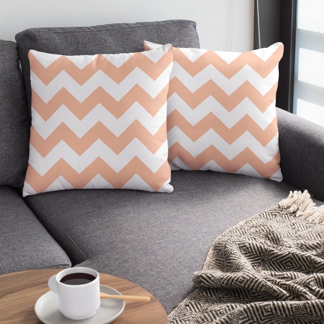Coussin Moderne branché Pastel Peach Chevron (Créateur téléchargé)