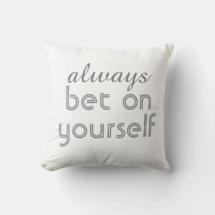 coussin moderne chic, citation toujours parier sur