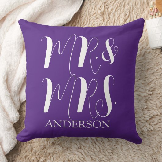 Coussin Moderne Mariage Script Violet Mr et Mrs (Couverture)