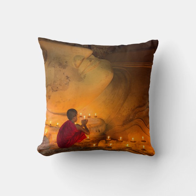 Coussin Moine priant près d'un Bouddha (Recto)