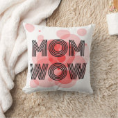 Coussin MOM WOW noir sur rouge | (Couverture)