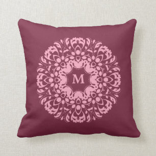 Coussin Momogram victorien de Bourgogne et de rose éléga