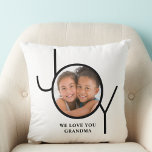 Coussin Mon amour, grand-mère Photo personnalisée<br><div class="desc">Ce Coussin photo élégant est décoré avec le mot JOY et dit "We Love You Grand-mère." Facilement personnalisable avec votre photo,  ce qui en fait un cadeau parfait pour grand-mère.</div>