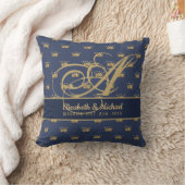 Coussin Mongram Navy Blue Gold Crown King Queen NEWLYWEDS (Couverture)