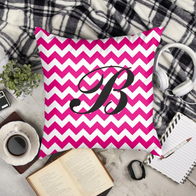 Coussin Monogram Hot rose et blanc Chevron (Monogram Hot Pink and White Chevron Throw Pillow)