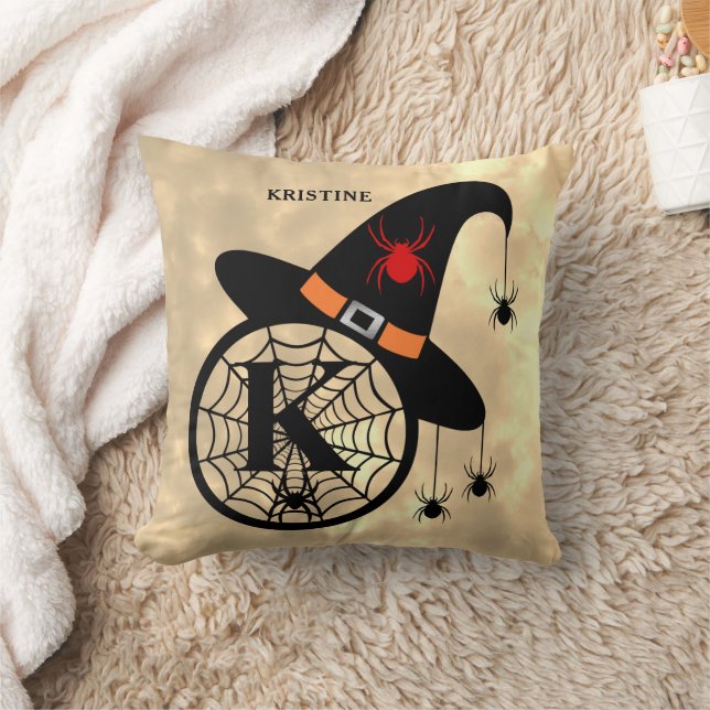 Coussin Monogram K Halloween Sky Witch Nom des araignées (Couverture)