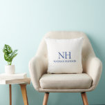 Coussin Monogramme bleu simple moderne<br><div class="desc">Un oreiller moderne conçu dans un style simple et minimaliste,  bleu et blanc,  avec votre monogramme en caractères gras et votre nom.</div>
