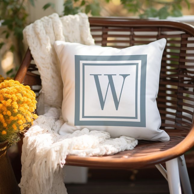 Coussin Monogramme Carré classique bleu et blanc Dusty (Créateur téléchargé)