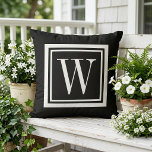 Coussin Monogramme Carré classique noir et blanc<br><div class="desc">Concevez votre propre oreiller à projeter sur mesure dans n'importe quelle combinaison de couleurs pour parfaitement coordonner avec votre décor maison dans n'importe quel espace! Utilisez les outils de conception pour modifier la couleur arrière - plan et la couleur de bordure carré, ou ajoutez votre propre texte pour inclure un...</div>