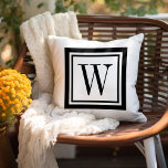 Coussin Monogramme Carré classique noir et blanc<br><div class="desc">Concevez votre propre oreiller à projeter sur mesure dans n'importe quelle combinaison de couleurs pour parfaitement coordonner avec votre décor maison dans n'importe quel espace! Utilisez les outils de conception pour modifier la couleur arrière - plan et la couleur de bordure carré, ou ajoutez votre propre texte pour inclure un...</div>