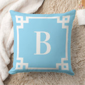 Coussin Monogramme de bordure de clé grecque bleu clair et (Couverture)