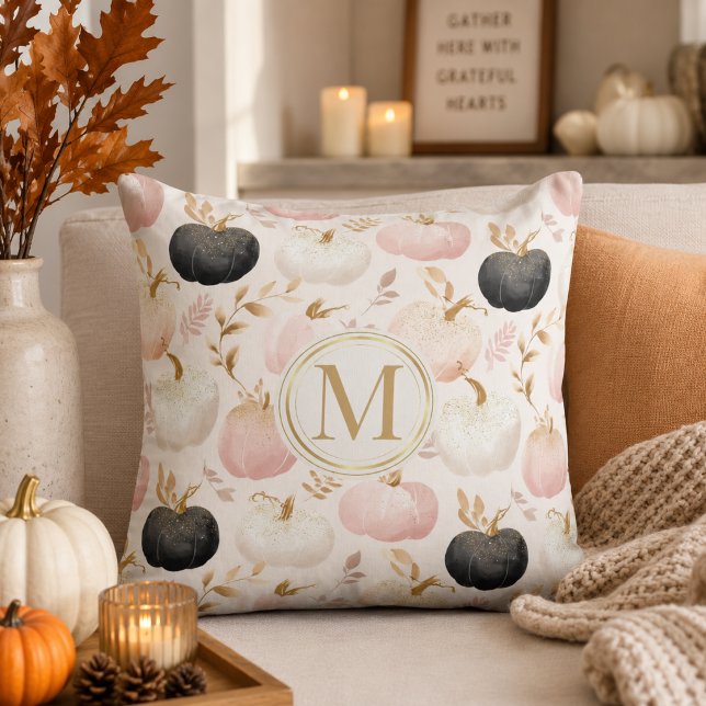Coussin Monogramme de citrouille moderne – Initiale person (Créateur téléchargé)