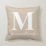 Coussin Monogramme de famille moderne classique et beige r<br><div class="desc">Classic Elegant Chic Monogram Family Script Jeter l'oreiller Vous pouvez facilement customiser la couleur du texte avec l'outil "Personnaliser" ou n'hésitez pas à me contacter.</div>