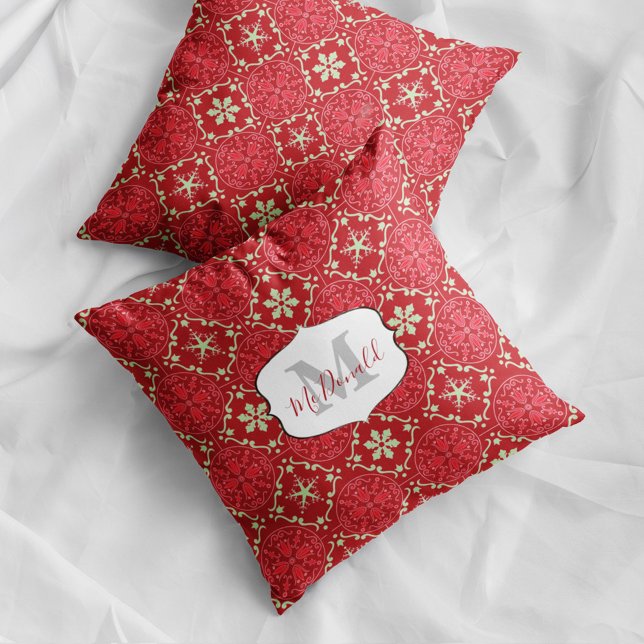 Coussin Monogramme de flocon de neige Élégant hiver rouge  (Red Christmas snowflake monogram pillow with personalized name festive holiday decor accent.)