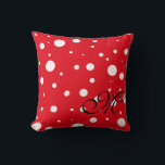 Coussin Monogramme de l'oreiller à pointes rouges<br><div class="desc">Monogramme coussin à points de neige rouge. Cliquez sur personnaliser pour ajouter votre nom.</div>