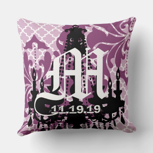 Coussin Monogramme de lustre pourpre prune avec date Maria (Verso)