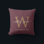 Coussin Monogramme de mariage bordeaux et or<br><div class="desc">L'oreiller Monogramme de mariage bordeaux et or présente une calligraphie blanche élégante sur un fond bordeaux profond avec une initiale dorée audacieuse. Parfait comme cadeau de mariage personnalisé,  souvenir d'anniversaire ou accent de décoration intérieure,  cet oreiller personnalisé ajoute une touche d'élégance intemporelle à tout espace.</div>
