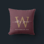 Coussin Monogramme de mariage bordeaux et or<br><div class="desc">L'oreiller Monogramme de mariage bordeaux et or présente une calligraphie blanche élégante sur un fond bordeaux profond avec une initiale or audacieuse. Parfait comme cadeau de mariage personnalisé,  souvenir d'anniversaire ou accent de décoration intérieure,  cet oreiller personnalisé ajoute une touche d'élégance intemporelle à tout espace.</div>