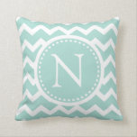 Coussin Monogramme de menthe verte Chevron Girly ZigZag<br><div class="desc">Joli et féminin zigzag zigzag rayures menthe vert et blanc - facilement personnalisable avec son propre monogramme.</div>