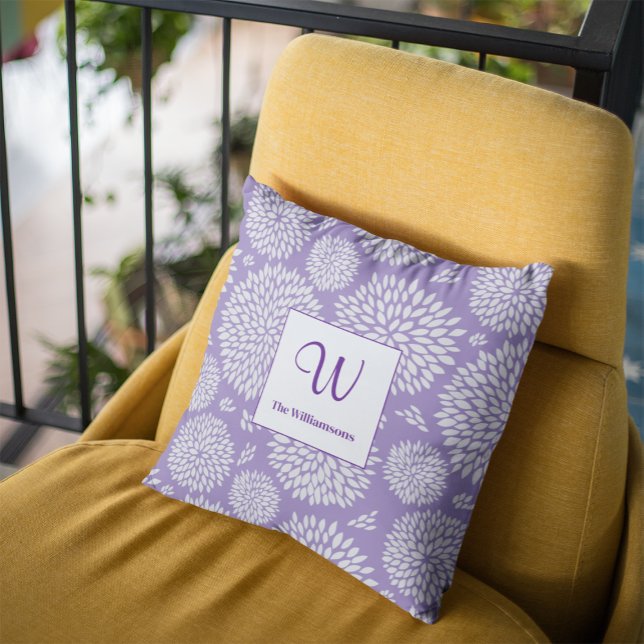 Coussin Monogramme de motif de fleurs à main violet (Créateur téléchargé)